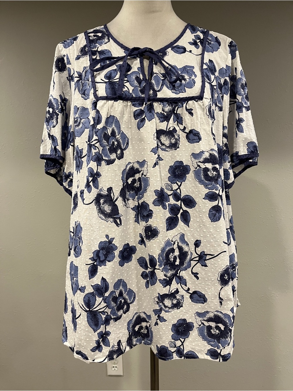 Lane Bryant White and Navy Floral Short Sleeve plus size blouse size 18